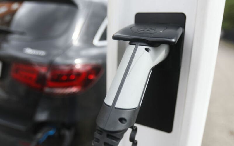Electric vehicle sales surge by 70% due to prices at pumps since war began