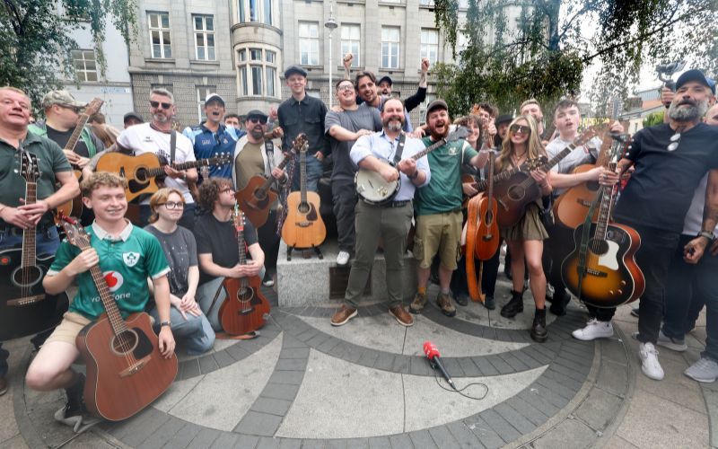 WATCH: Dublin's buskers gather to say goodbye to Glen Hansard with the songs he gave them