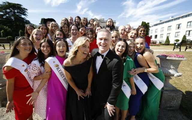 Hosts Dáithí Ó Sé and Kathryn Thomas rose to the occasion as they officially launched the 2026 Rose of Tralee International Festival, joined by this year\'s 32 Roses at St Helen\'s Hotel, Stillorgan, Dublin. 