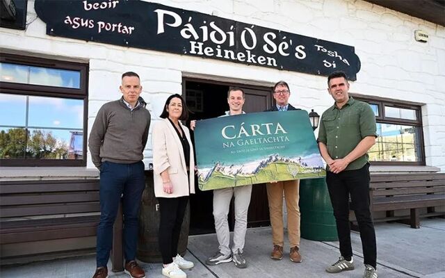 Michelle Ní Chroinín (Údarás na Gaeltachta), Páidí Ó Sé, Donal Ó Liathán, Marc Cuinneagáin le Pádraig Óg Ó Sé.