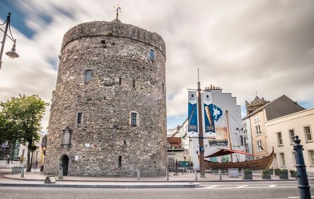 Conveniently located 4 miles from Waterford City Centre, Waterford Crystal, Bishops Palace, Waterford Institute of Technology, 1 mile from University Hospital Woodlands Hotel | Waterford Hotels | Hotels Waterford