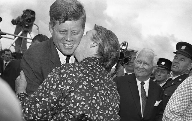 Präsident John F. Kennedy wird in Irland herzlich willkommen geheißen. 
