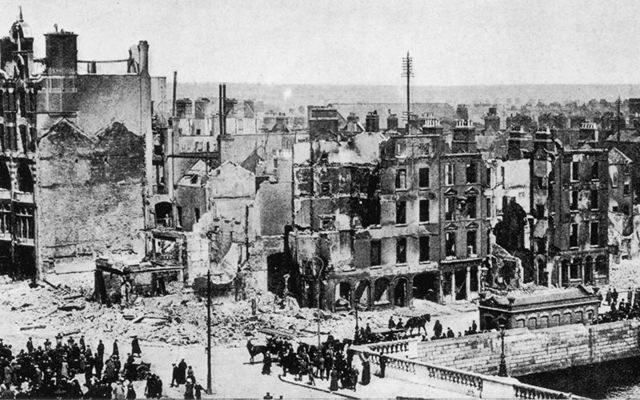 Corner of Sackville Street (O\'Connell St) and Eden Quay: Day to day life continues after the bombing of Dublin during the Easter Rising 1916. 