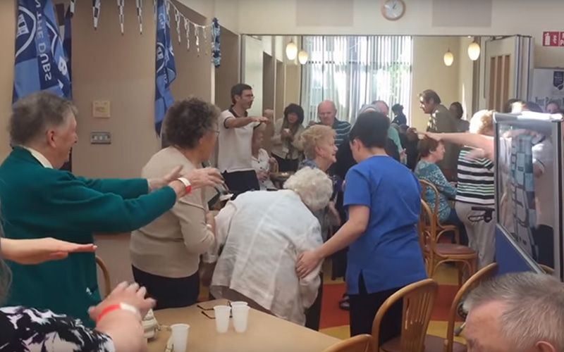 Irish hospice residents form incredible Macarena flashmob (VIDEO) 