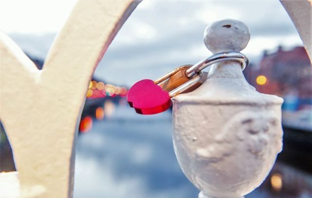 A love lock on the Ha\'penny Bridge in Dublin, which is the perfect spot to propose!