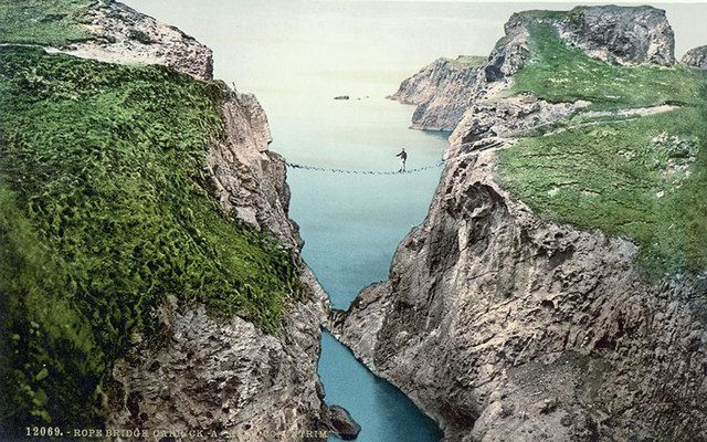 The Carrick-a-Rede rope bridge in Co. Antrim. Image: Library of Congress. 