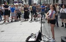 12-year-old Irish singer mesmerizes passersby on Dublin's Grafton Street
