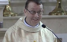 Hallelujah sensation Irish priest on US tour (VIDEO)