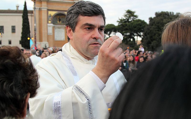 Celiacs beware - Vatican bans gluten free communion bread