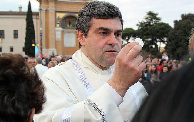 Communion during the settlement of Pope Francis, at St John\'s, in Rome.