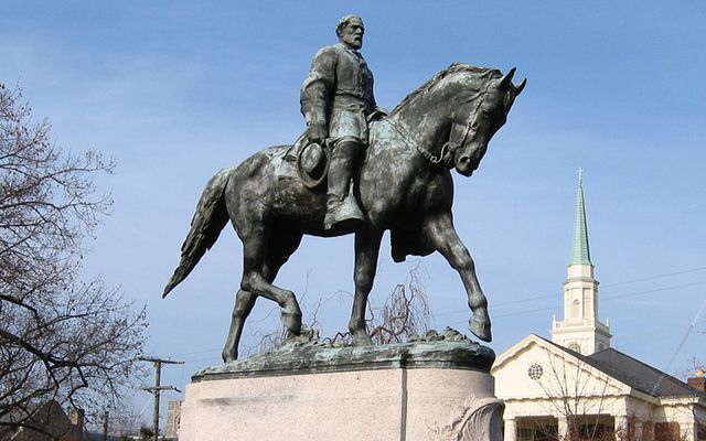 A statue of Confederate Robert Edward Lee, in Lee Park, Charlottesville, Virginia.