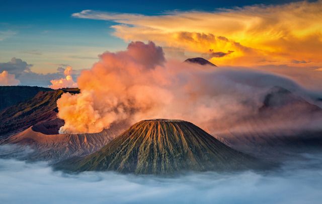 Some experts believe that the active volcano Cumbre Vieja in the Canary Islands could cause a landslide sending a 600-meter high tsunami in the direction of Ireland’s south coast.