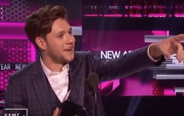 Niall Horan accepting his award at the AMAs.