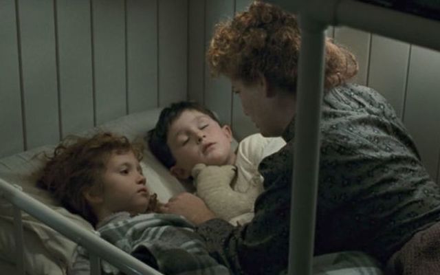 Jeanette Goldstein thought of the 1994 Los Angeles earthquake and her son while acting the Irish mother Titanic scene. 