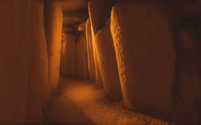 Visualization of the winter solstice sunrise light entering the chambers of Newgrange.