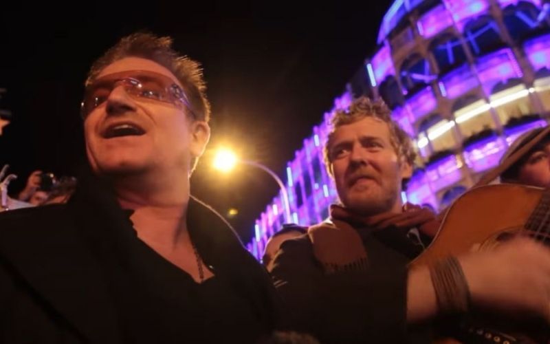 Bono and Glen Hansard busk in Dublin on Christmas Eve 2012
