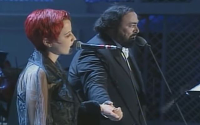Luciano Pavarotti kisses Dolores O\'Riordan\'s hand after performing \"Ave Maria\" in Modena, Italy, in 1995.