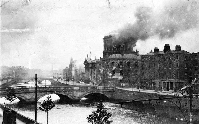 Four Courts in flames in June 1922.