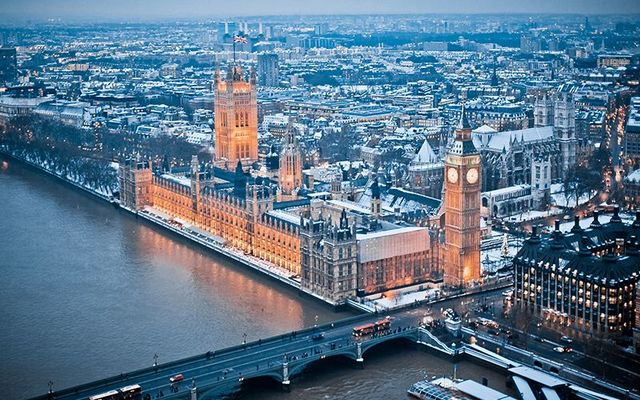 You won\'t believe this wall of snow engulfing London city.