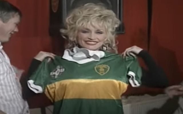 Dolly Parton with a Kerry football jersey during her visit to Paídi Ó Sé\'s Pub in Co Kerry.