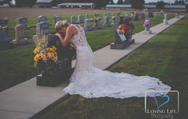 Jessica Padgett visits her late fiancé\'s grave on their would-be wedding day
