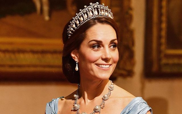 Duchess Kate wearing Princess Diana\'s favorite tiara at a state dinner