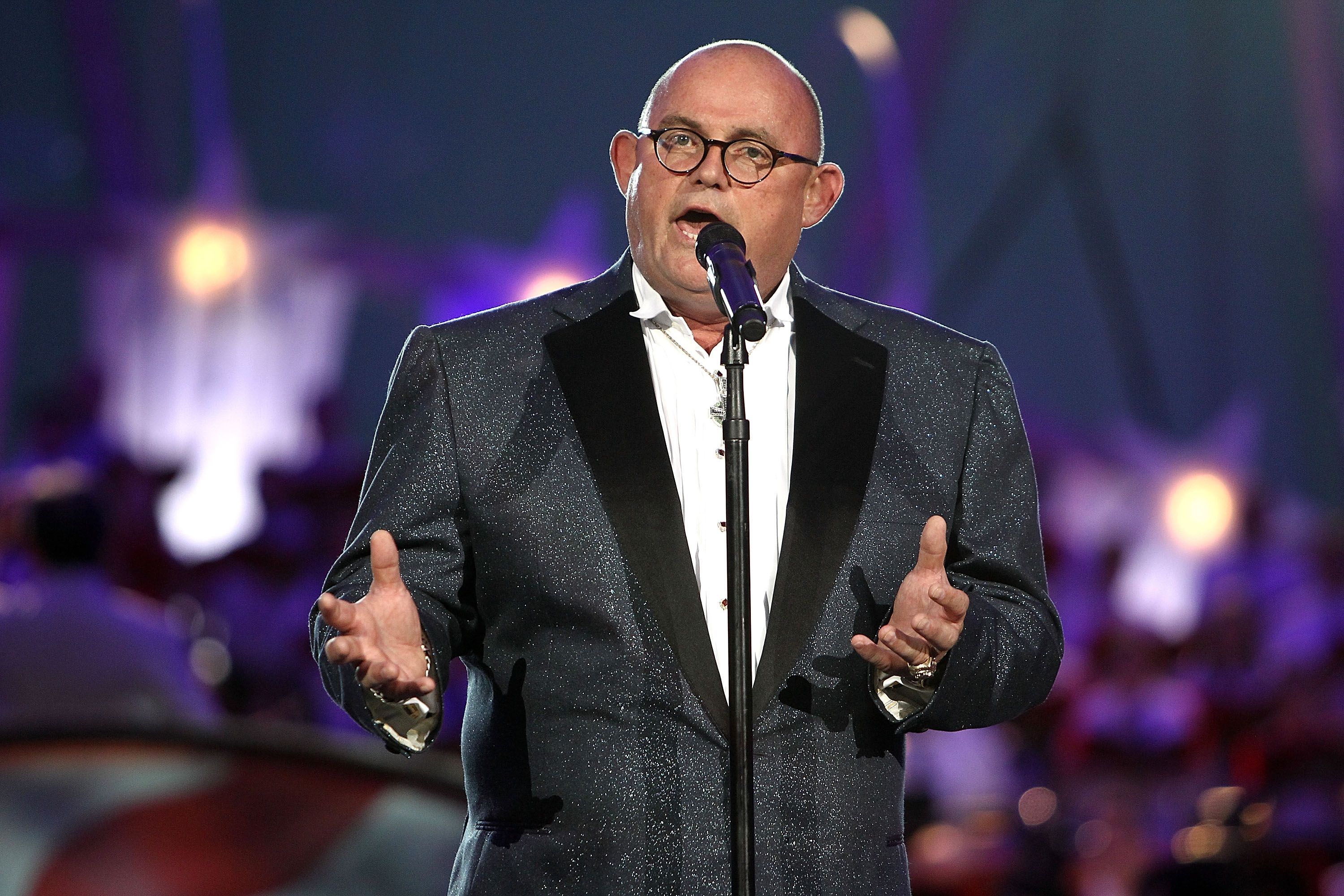 Ronan Tynan learns “what’s so great about Americans” during 2002 accident
