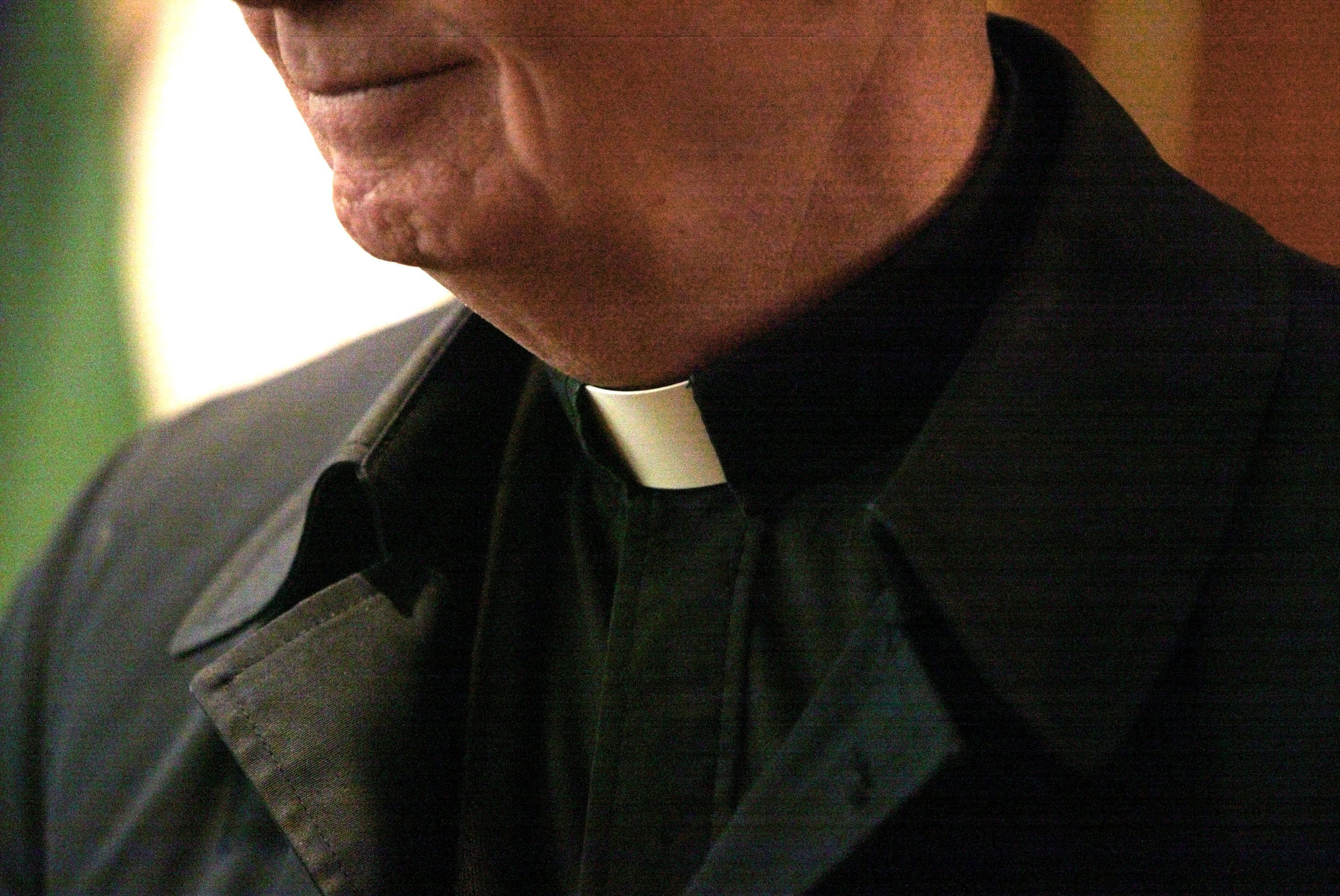 Priests hear Christmas shoppers' confessions at Irish mall