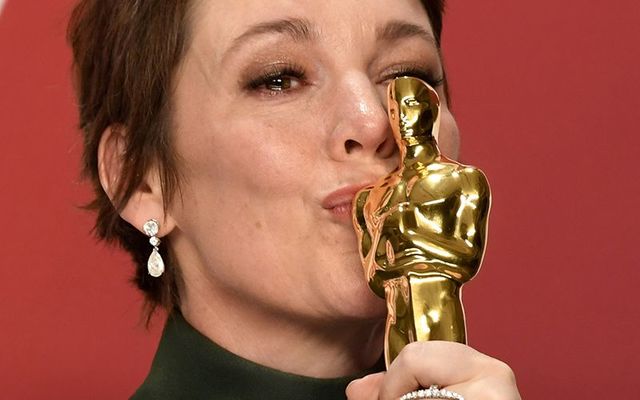  Olivia Coleman celebrates her 2019 Oscar win for Best Actress in \"The Favourite\".