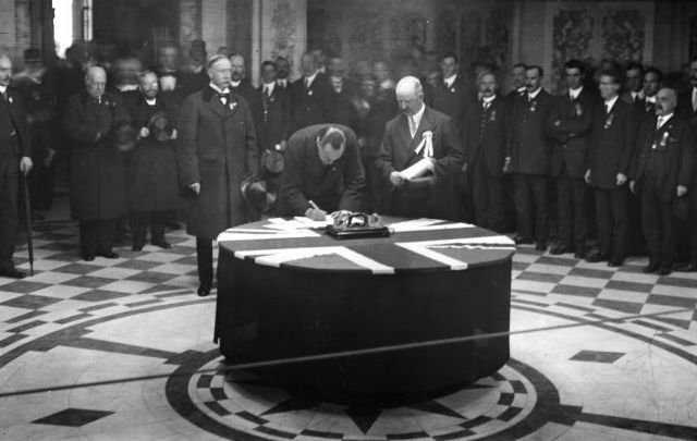 Leader of the Unionists and founder of the paramilitary Ulster Volunteers Edward Carson signing the Solemn Oath of the Covenant in Belfast, in protest against the Home Rule Bill, on September 28, 1912.