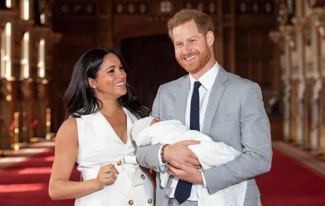Prince Harry, Duke of Sussex and Meghan, Duchess of Sussex, pose with their newborn son Archie Harrison Mountbatten-Windsor during a photocall in St George\'s Hall at Windsor Castle on May 8, 2019, in Windsor, England. The Duchess of Sussex gave birth at 05:26 on Monday, May 6, 2019.