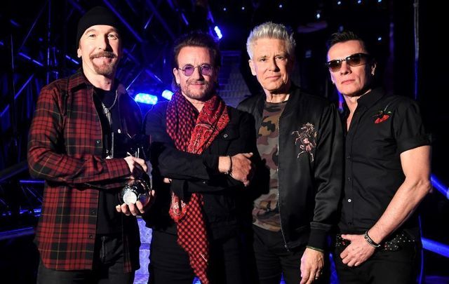 U2 at the 2017 MTV EMA awards