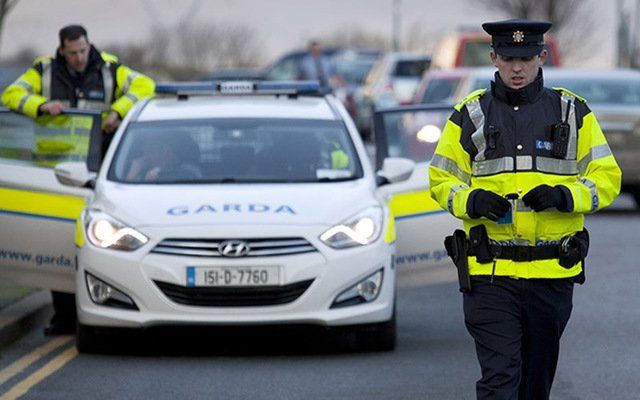 Irish police arrest six Irish mob members.