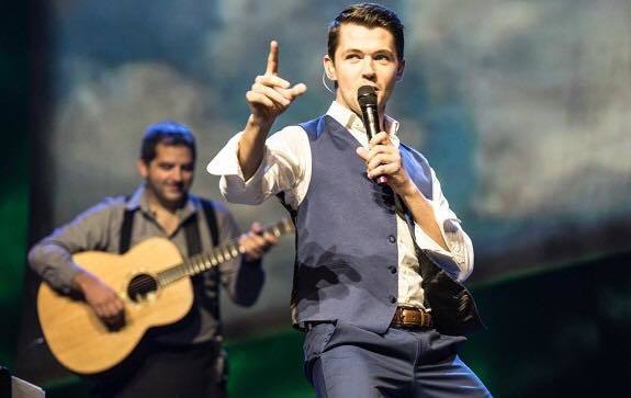 Young singing star Damian McGinty returns to Celtic Thunder in their \"Best of\" tour.