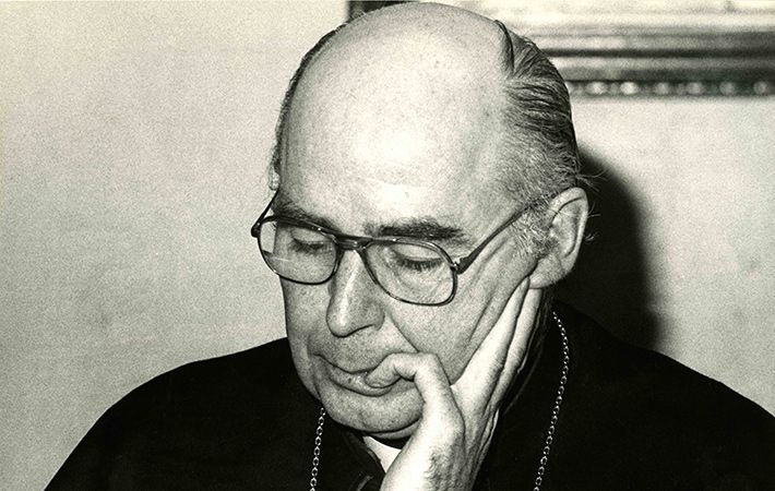 Irish priest pictured waving bloodstained-handkerchief on Bloody Sunday dies aged 82