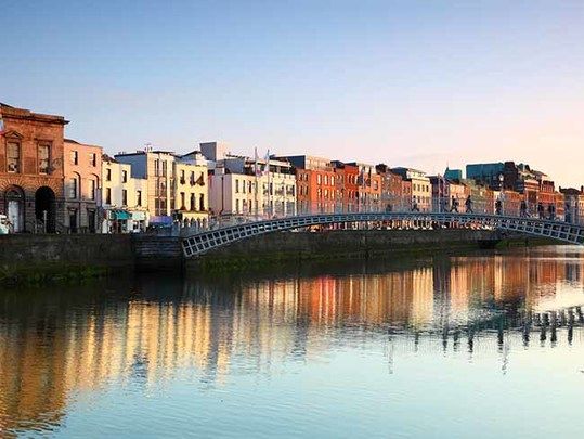 Ha\'penny Bridge in Dublin: Tips and hints for moving to Ireland with Irish citizenship or without. 