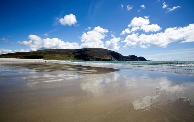 Trawmore Strand (Keel), Achill Island, Co. Mayo is recommended by the Irish Naturist Association.