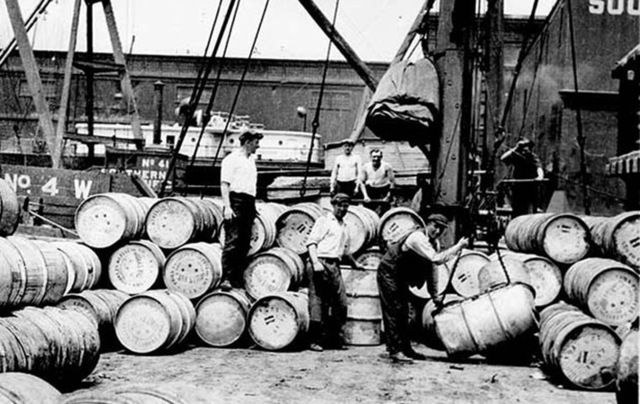 Dock laborers in New York, 1912.
