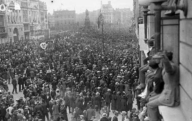 Thousands line O\'Connell St (then known as Sackville St) for Michael Collins\' funeral.