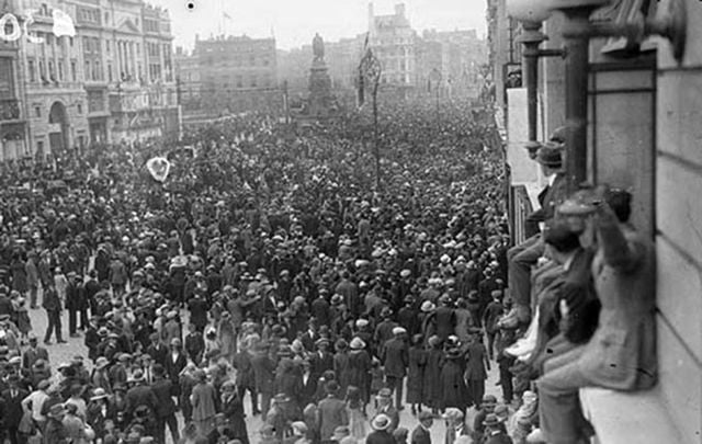 Thousands line O\'Connell St (then known as Sackville St) for Michael Collins\' funeral on August 28, 1922.