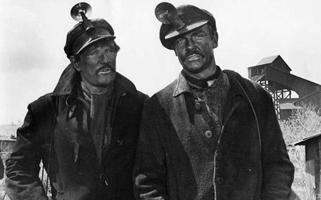 Still of Richard Harris and Sean Connery in the movie \"The Molly Maguires\": Irish miners hung for fighting back against horrific working conditions.