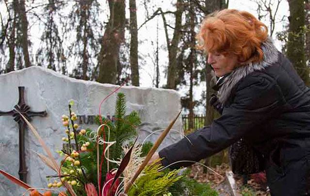 Between 600 and 900 long-lost Irish immigrant graves discovered in a seemingly empty field. 