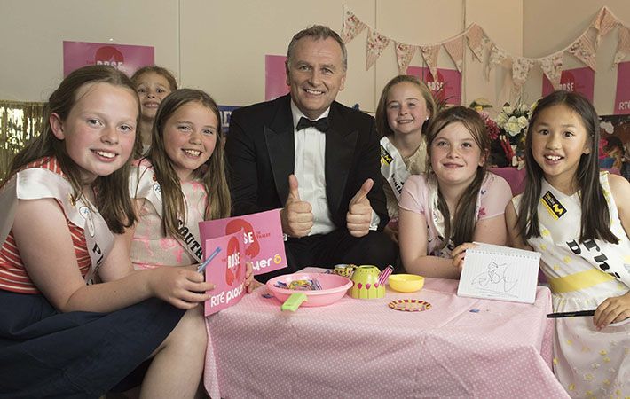 Rose Buds give Rose of Tralee’s Dáithi Ó Sé a proper grilling (VIDEO)