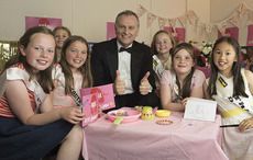 Rose Buds give Rose of Tralee’s Dáithi Ó Sé a proper grilling (VIDEO)