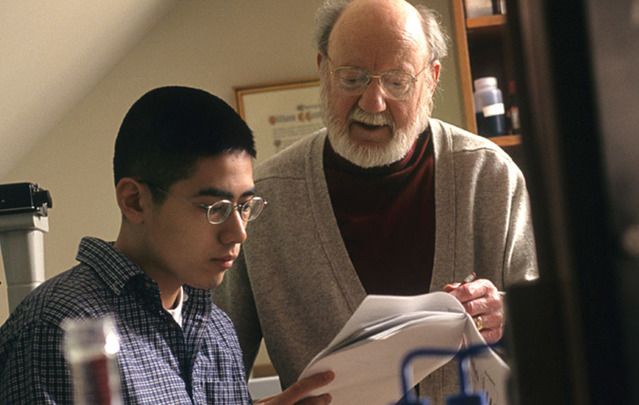 Dr. William Campbell (right) works one- on-one with Drew undergraduate student Emmanuel (Manny) Gabrielon. He was, Campbell says, “a truly exceptional student.