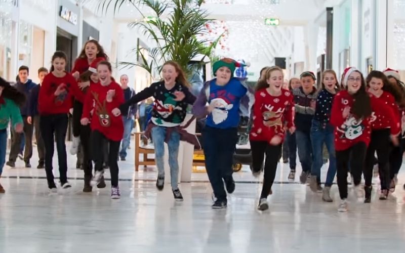 WATCH: Little kids take over mall to sing all your favorite Christmas songs in Irish