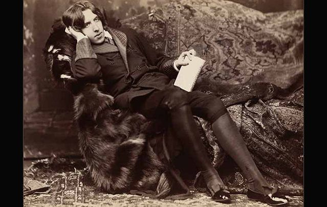 \"Oscar Wilde reclining with Poems\", by Napoleon Sarony, in New York in 1882.