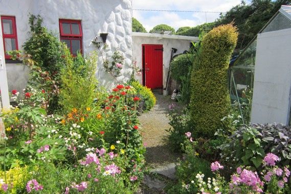 Roisin Dubh thatched cottage in Co Wicklow (FormerGlory.ie)