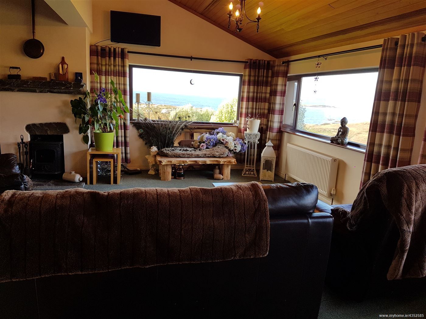 Two sea views in the living room!