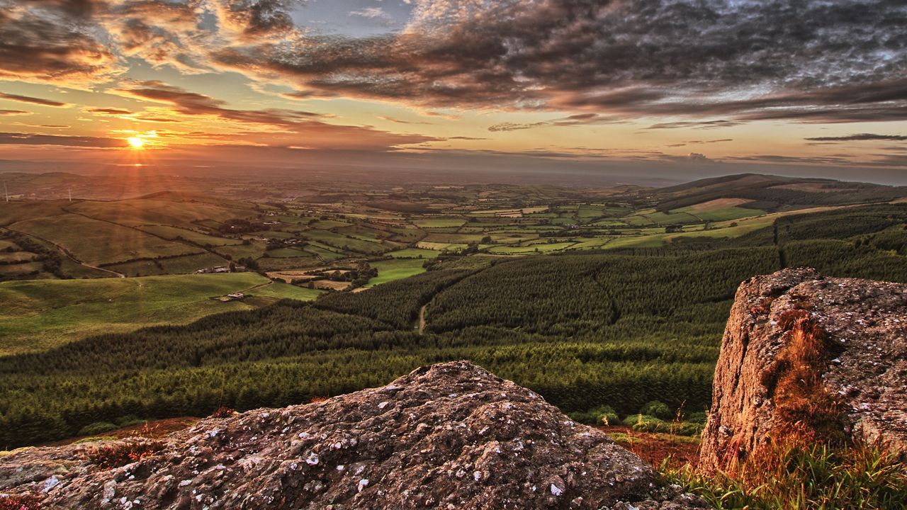 Spectacular sunsets will be plentiful along the 1000km trail